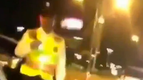 El elemento de la policía les indica con lámpara en mano que pueden pasar sin ninguna revisión o problema (Foto: Captura)