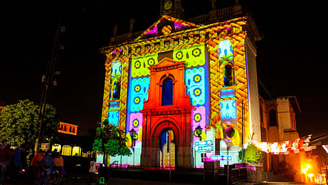 Disfrutan uruapenses y turistas del Mapping “Festival de Velas en Uruapan”