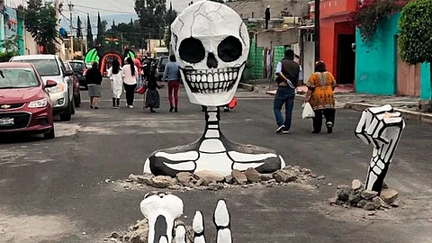 Con temática de Día de Muertos decoran los baches en Tláhuac