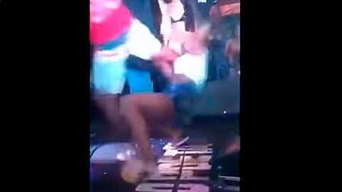 El sujeto fue detenido por la seguridad del lugar (Foto: Captura)