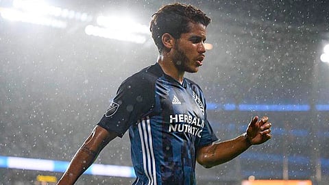 El mediocampista asistió al evento para presenciar la carrera del Gran Premio (Foto: Facebook @JonathandosSantosOficial)