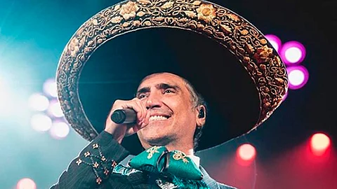 “El Potrillo” ha sido captado junto a la modelo Ana Paula Valle con quien podría estar iniciando una relación (Foto: IG/alexoficial)