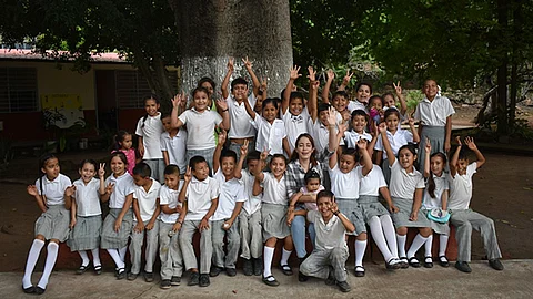 Jazmín Arroyo cumple con el compromiso de mejorar la infraestructura en las escuelas (Foto Cortesía)