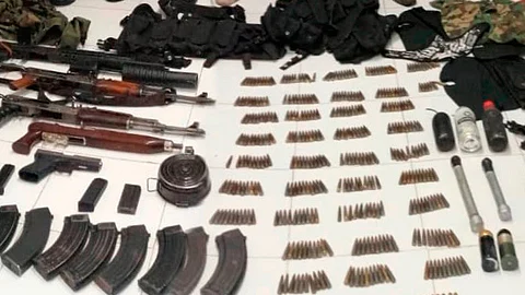 En los inmuebles se localizaron armas, vehículos, un artefacto explosivo y equipo táctico (Foto: Ilustrativa)