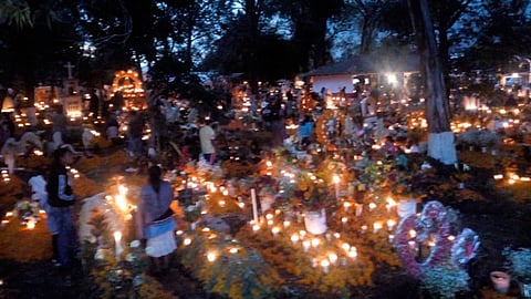 Elementos de bomberos y de primeros auxilios se encuentran en las plazas públicas (Foto: Josimar Lara)