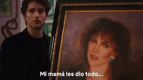 Netflix y el director Manolo Caro decidieron compartir un breve video en donde Paulina le cuenta a María José que no recuerda lo que hizo en el funeral (Foto: captura de video)