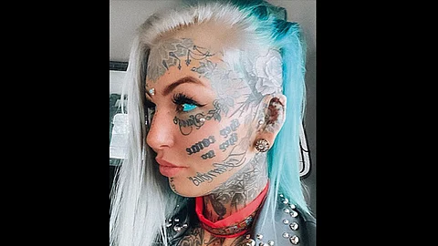 La joven tiene 200 tatuajes que abarcan desde la cabeza hasta los pies (Foto: Instagram amber_Luke)