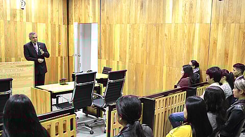 Mediante una Visita Guiada, el magistrado de la Sexta Sala Penal del STJE dirigió una charla a estudiantado de la Licenciatura en Derecho (Foto Cortesía)