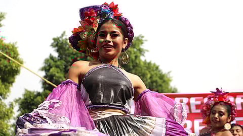 Las muchachas se maquillan y se ponen grandes faldas para poder interpretar y alegrar a los diferentes públicos (Foto Cortesía)