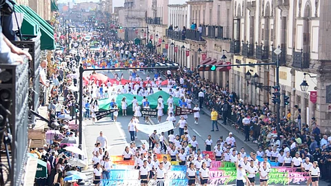 Entre tablas rítmicas y pirámides, familias disfrutaron del desfile en Morelia (Galería)