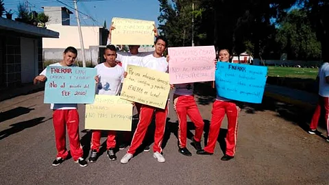 En desfile de la Revolución, estudiantes muestran su descontento contra el recorte del PEF