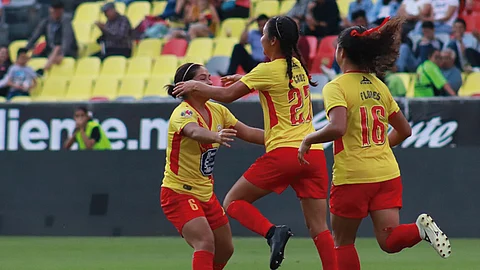 Al filo de lass 16:00 horas comenzó el partido que finalizó a favor de las ‘Rojiamarillas’ (Foto: Twitter @CanariosTv)