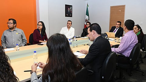 Personal de la Dirección de Mejora Regulatoria y los responsables municipales revisaron la ruta crítica que deben seguir para llevar a cabo la consulta pública (Foto Cortesía)
