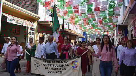 La edil tuzantlense asistió al acto cívico donde subrayó la importancia de celebrar esta fecha (Foto: especial)