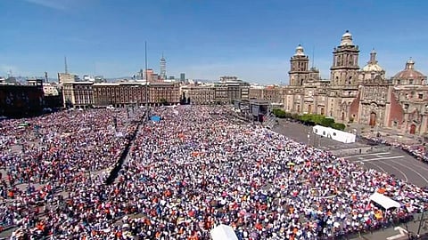 Además de ciudadanos, agremiados del SNTE y SNTSS han llegado a la celebración (Foto: captura/Andrés Manuel López Obrador)