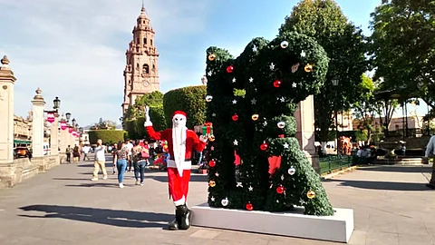 El tótem se suma a la decoración de la época que autoridades municipales han colocado en la plaza (Foto: MiMorelia)