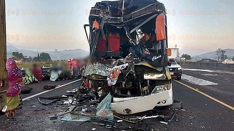 Mueren 2 peregrinos al chocar autobús contra tráiler en la autopista de Occidente