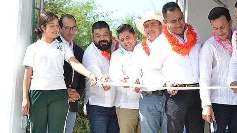 Con la entrega del centro de Tepalcatepec, se suman los tres órdenes de gobierno esfuerzos por el bienestar de Michoacán (Foto Cortesía)