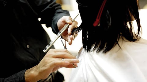 Gabriel opera una estética y peluquería en la capital michoacana (Foto: Pixabay)