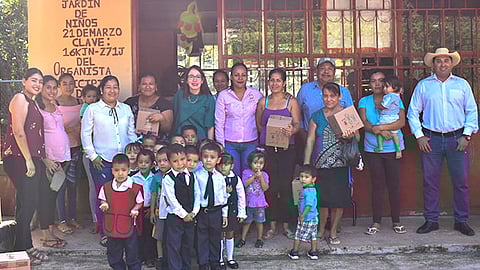 Agradeció a los docentes por la invitación y felicitó a los niños por su entrega y dedicación a sus estudios (Foto Cortesía)