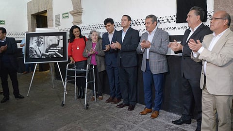 Acude Morón a la develación de placa del aula “Alfonso Vega Núñez”, en Morelia