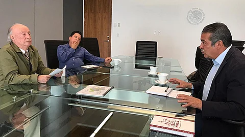 El alcalde y parte de su gabinete municipal se reunieron con el titular de la dependencia federal, Víctor Manuel Toledo Manzur (Foto Cortesía)