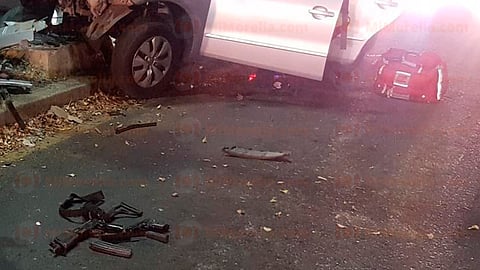 Encuentran armas de fuego en auto que se estrelló contra semáforo en Morelia