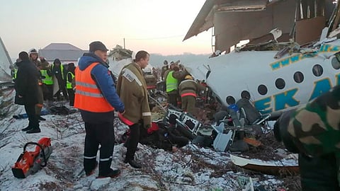 El avión se habría estrellado contra un edificio al perder altura (Foto: Twitter/
@Alexandr_Tsoy)