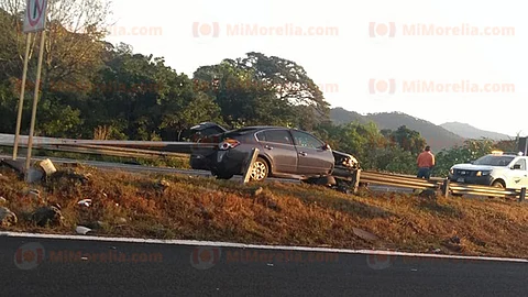 Se salva de milagro, banda metálica se incrusta en su auto en la Siglo XXI (Foto: RED 113)