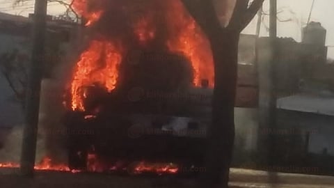 Continúa bloqueo y quema de vehículos, en Uruapan (Foto: cortesía)