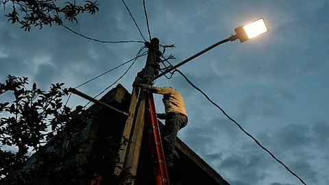 Morón refirió que falta que lleguen las lámparas especiales que se colocarán en las plazas de la capital (Foto: Cortesía)