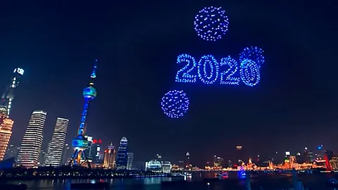 ¡Futuristas! China recibe 2020 con drones en lugar de pirotecnia (Video)