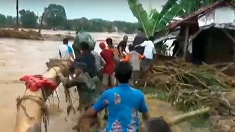 Algunas personas murieron al ser arrastradas por corrientes de agua (Fotograma: YouTube)