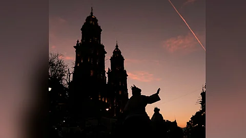 Los Reyes Magos y sus incansables ayudantes recorren uno a uno cada puesto (Foto: Cortresía)