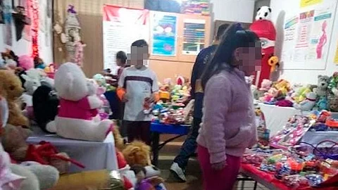 Hijos de parejas con VIH, reciben peluches por Día de Reyes