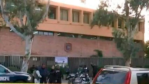 Hubo varias detonaciones de arma de fuego al interior de la institución (Foto: Captura de pantalla)