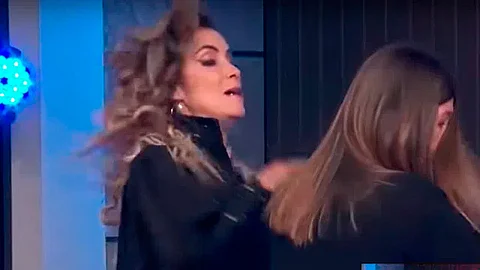 Figueroa intentó disimular su molestia (Fotograma: YouTube)
