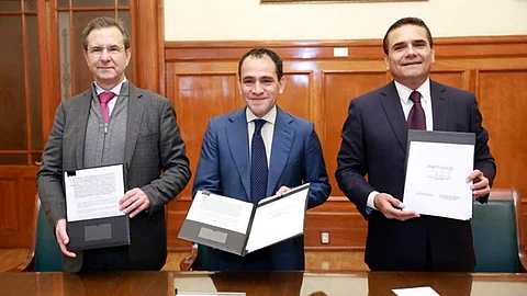 Después de un año, se firma nuevo acuerdo educativo para el magisterio democrático (Foto Twitter: Silvano_A)