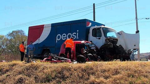El choque fue entre un auto compacto y un camión refresquero (Foto: RED 113)