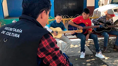 El maestro que dirige este taller es Juan Antonio Ortiz Chavero, integrante del grupo musical Linkys (Foto Cortesía)