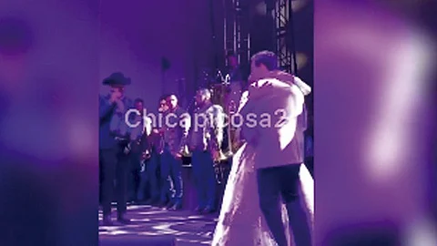 Los recién casados bailaron el vals al ritmo de "Contigo", de Calibre 50 (Foto: captura de video)