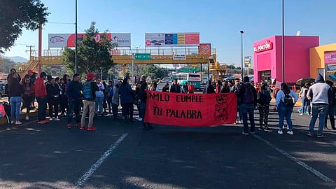 Los egresados de las Normales Oficiales de Michoacán cerraron la mañana de este lunes la vialidad (Foto: Guadalupe Martínez)
