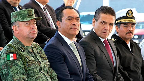Adrián López y Silvano Aureoles estuvieron presentes en la Clausura del Curso de Formación de la Primera Generación de Policías de Investigación (Foto Cortesía)