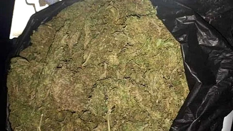 El detenido tenia en posesión una bolsa que contenía 300 gramos de hierba color verde (Foto Cortesía)