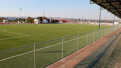 La reconstrucción de la cancha de futbol soccer y pista de atletismo en la UD Bicentenario es del 98 por ciento (Foto Cortesía)