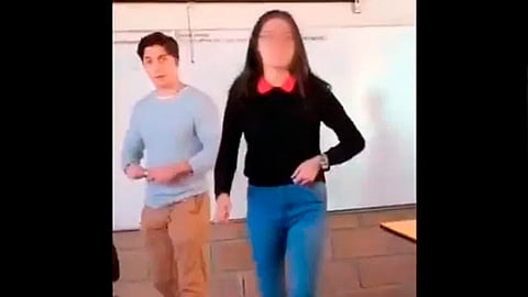 Los compañeros reaccionan con gritos y aplausos (Foto: captura de video)