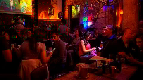 El secretario del ayuntamiento dijo que hay establecimientos que exceden en sus horarios y cierran hasta las 04:00 horas (Foto: FB/Zacarias Bar)