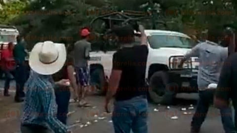 Civiles reciben a “huevazos” a la GN en la carretera Apatzingán-Aguililla