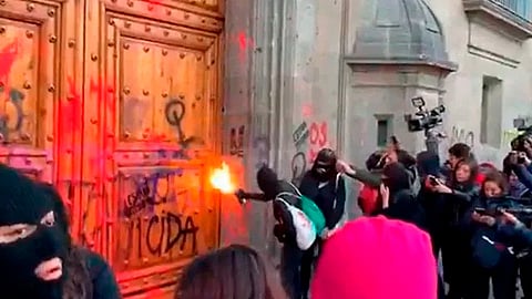 El fuego tuvo que ser sofocado con extintores por policías capitalino (Foto: captura/@lasillarota)