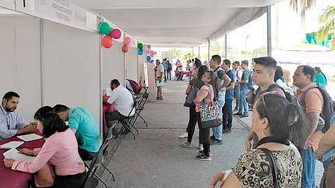 En el evento realizado en la explanada Benito Juárez de la ciudad de Lázaro Cárdenas, destacó la buena respuesta de las empresas (Foto Cortesía)